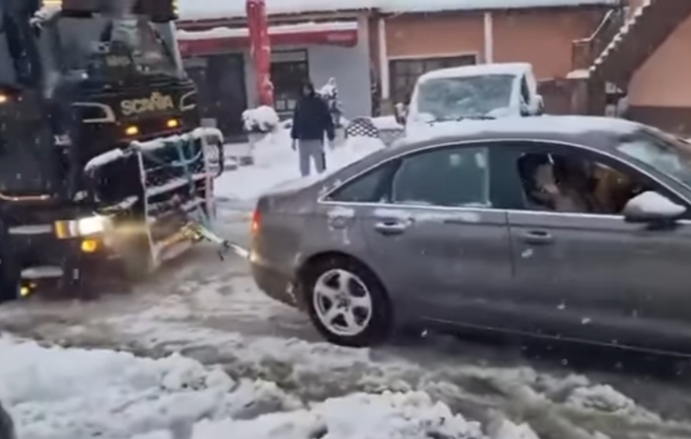 Ne kaže se džabe da je kralj među automobilima: Audi u Banjaluci vuče kamion (VIDEO)