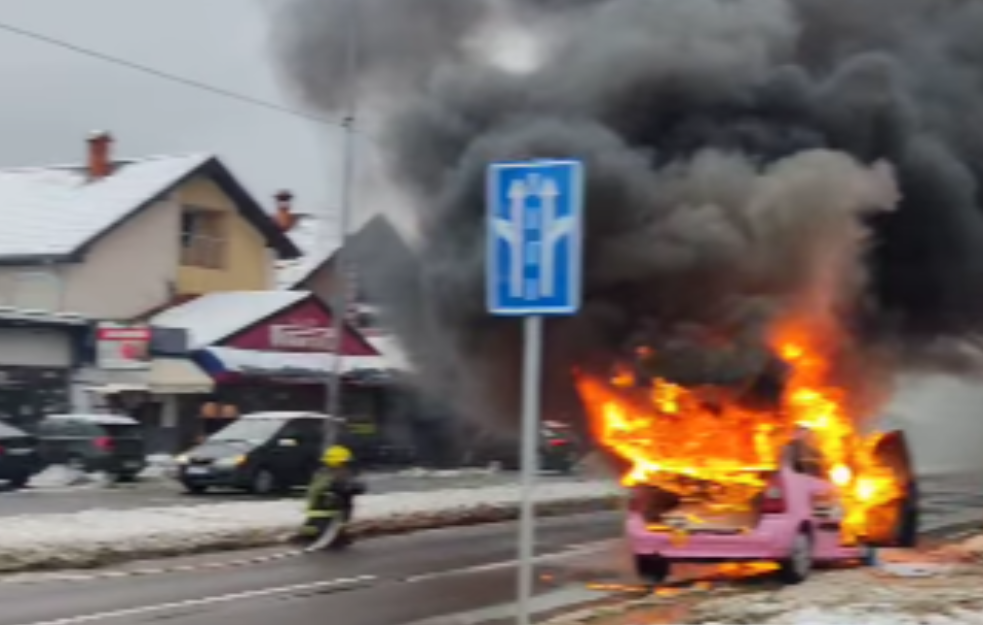 OD DIMA SE NE VIDI NIŠTA: Taksi u Kragujevcu zapaljen, ostala samo školjka