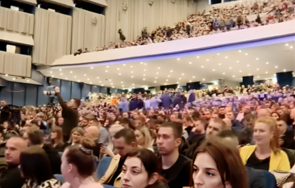 Student izbačen sa tribine SNS za mlade: "Kada su videli moj indeks, izbacili su me"