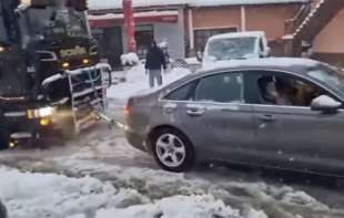 Ne kaže se džabe da je kralj među automobilima: Audi u Banjaluci vuče kamion (VIDEO)