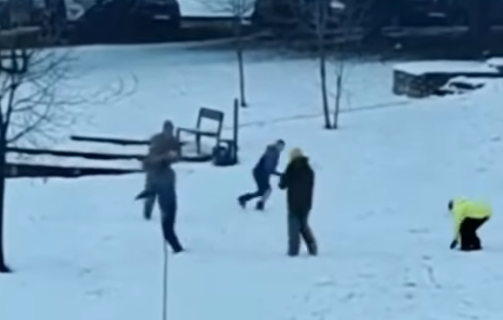 Deca u grudvanju pobedila vojnike KFOR-a