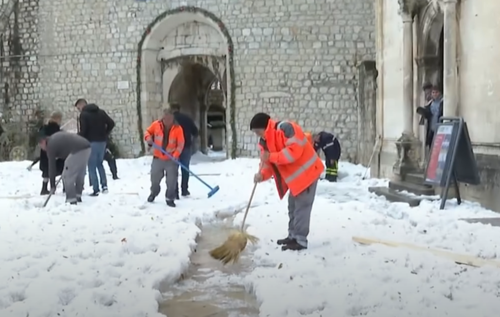 Hrvatska na udaru strašne oluje: Na Jadranu najgore, vetrovi do 185 km/h, uključen crveni meteoalarm 
