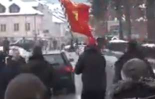 Umalo tragedija na protestu: Audijem u punoj brzini probio blokadu, građani krenuli da ba prebiju (VIDEO)
