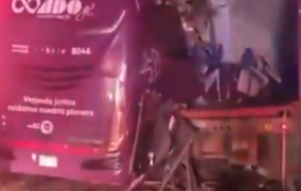 Stravična nesreća na auto-putu. U sudaru autobusa i kamiona osmoro poginulih, 27 povređenih (VIDEO)