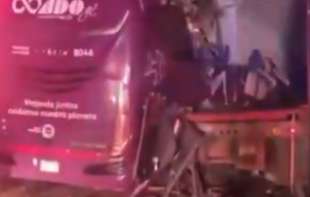Stravična nesreća na auto-putu. U sudaru autobusa i kamiona osmoro poginulih, 27 povređenih (VIDEO)