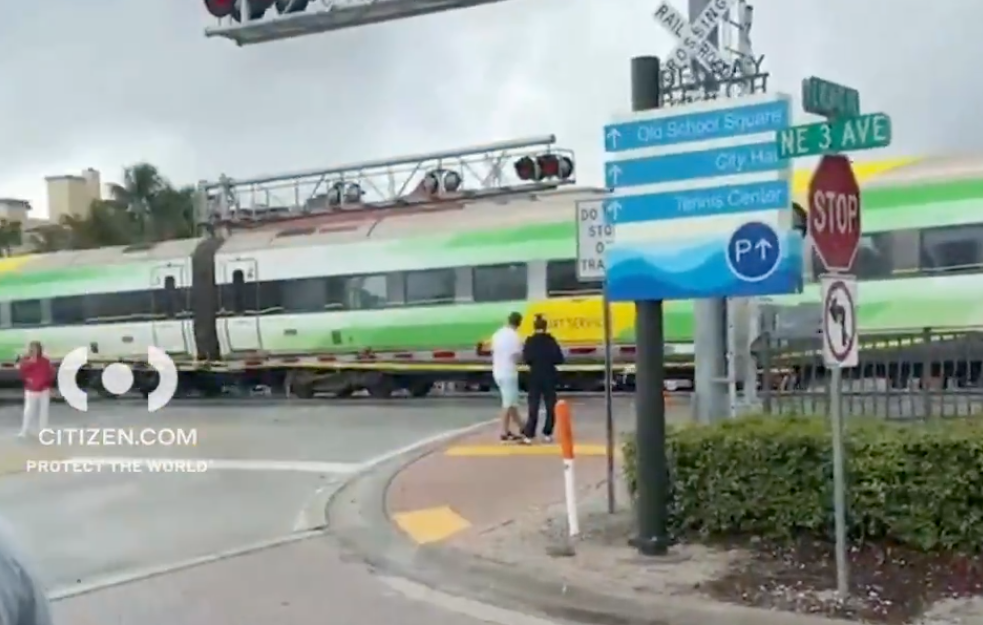 Putnički voz udario u vatrogasno vozilo na Floridi: Teška nesreća, snimljen trenutak udara, ima povređenih (VIDEO)