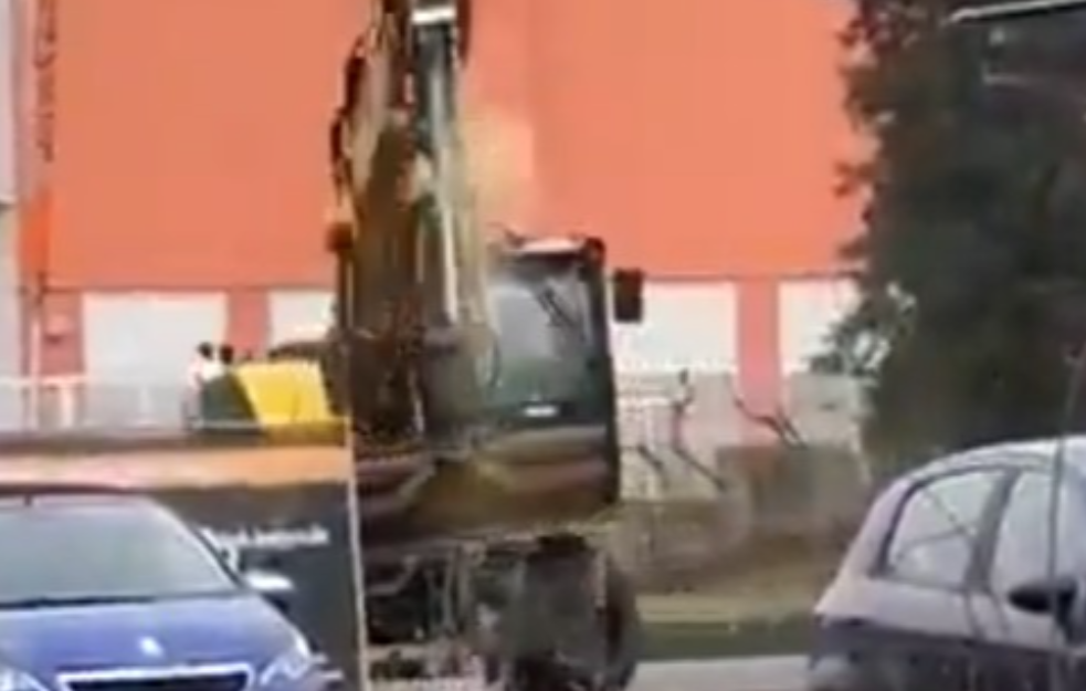 Talas nasilja u Nemačkoj: Muškarac ukrao bager i počeo da divlja, policija ga ubila na licu mesta (VIDEO)