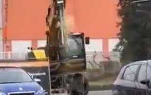 Talas nasilja u Nemačkoj: Muškarac ukrao <span style='color:red;'><b>bager</b></span> i počeo da divlja, policija ga ubila na licu mesta (VIDEO)