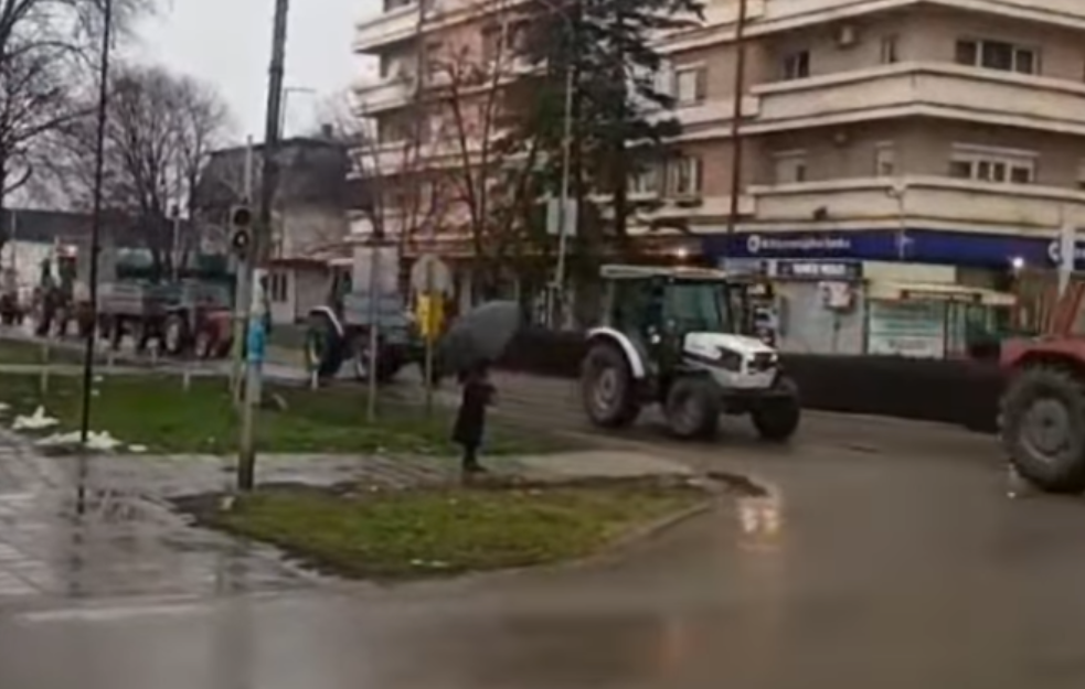 Protest poljoprivrednika ispred policijske stanice u Bogatiću: Ostajemo dok ne oslobode kolege