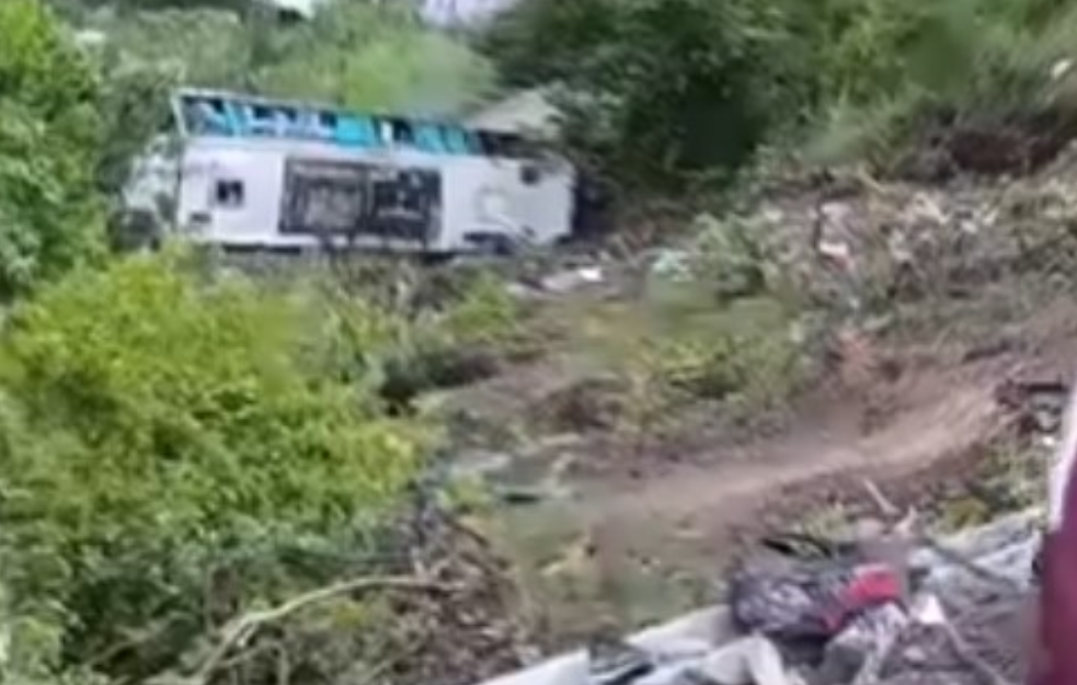 Autobus sleteo u provaliju: Najmanje 13 poginulih i 29 povređenih (VIDEO)