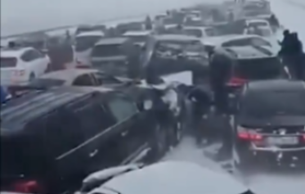 LANČANI SUDAR 95  AUTOMOBILA, 12 ljudi povređeno! Objavljen i snimak udesa (VIDEO)
