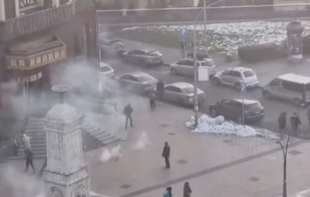 Šokantan prizor na Terazijama - GAĐAO LJUDE VATROMETOM! (VIDEO)