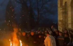 <span style='color:red;'><b>Badnjak</b></span> osvećen i naložen i u porti manastira Gračanica