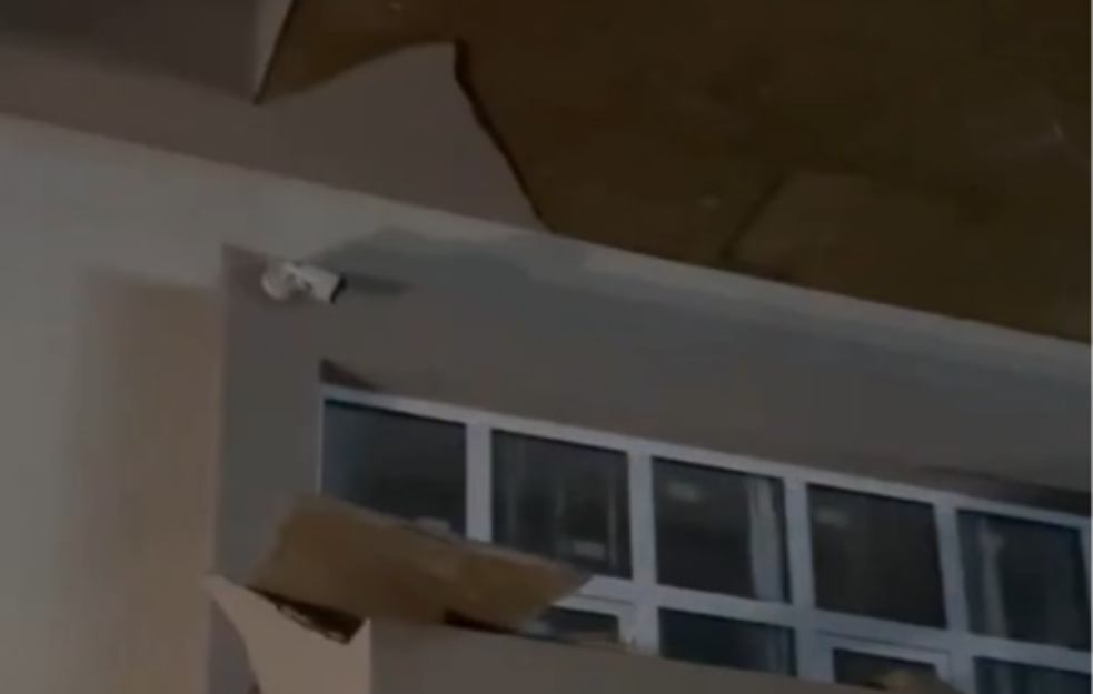 Pala fasada sa Doma zdravlja u Ljubiću: Kako su je pravili, toliko je i stajala (VIDEO)