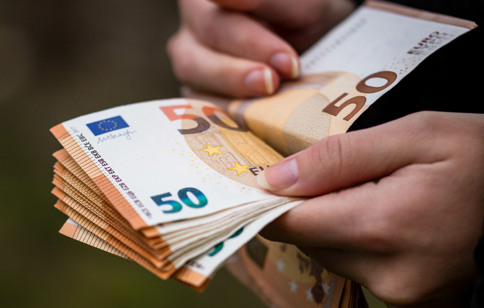 Srednji kurs dinara za evro u petak je 117,12 dinara.