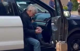 Poznati glumac Harison Ford uz pratnju policije došao do kuće u Los Anđelesu koju je zahvatio požar!