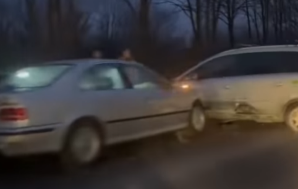 Teška saobraćajna nesreća u Beogradu: Auto poprečen,saobraćaj se odvija jednom trakom