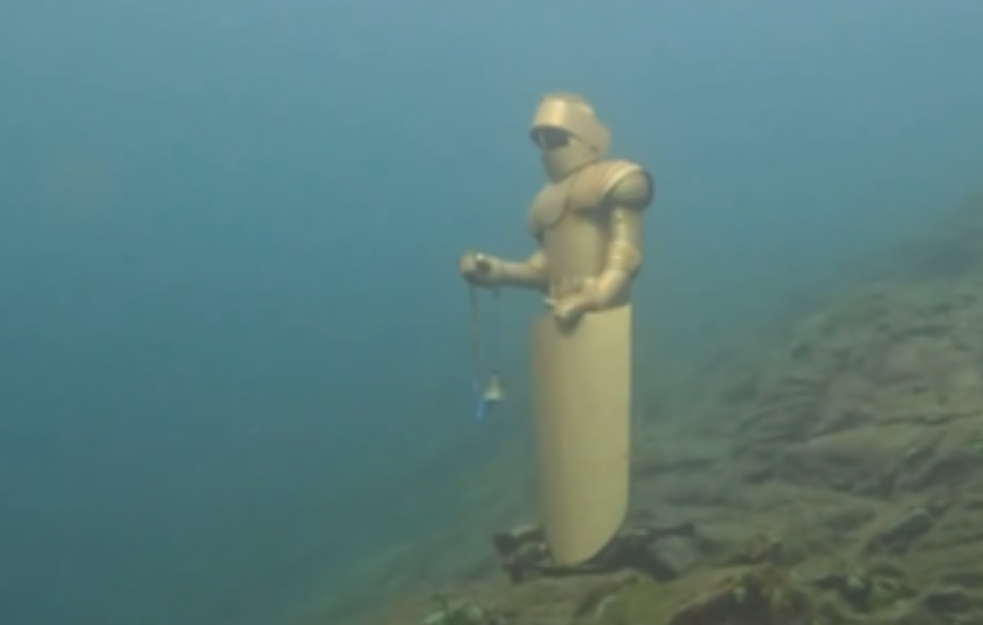 Na dnu Bajkala pronađen misteriozni olovni vojnik visok 2 metra (VIDEO)