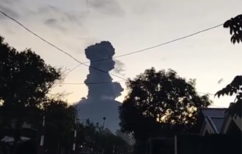 Stravična erupcija vulkana u Indoneziji: Stub dima se digao četiri kilometra iznad vulkana