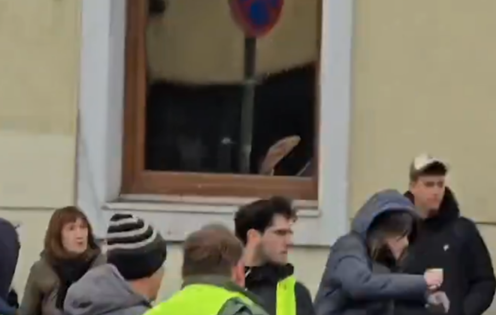 Težak incident na blokadi u Ruzveltovoj: Automobil udario devojku i nosio je na krovu (UZNEMIRUJUĆI VIDEO)