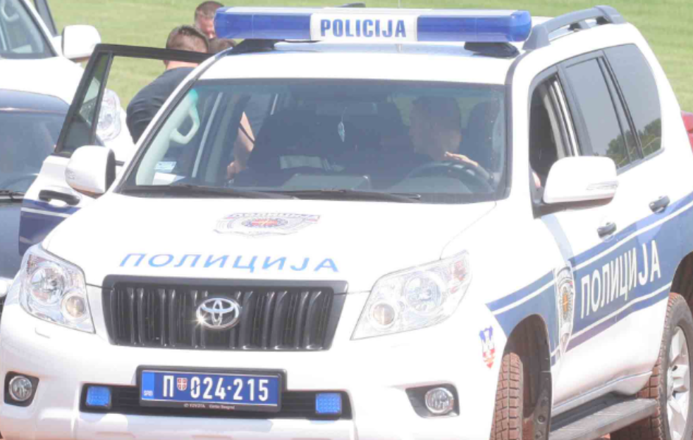 UŽAS NA KARABURMI Majka ostavila decu (1) i (4) na ulici, pa otišla u kladionicu?!