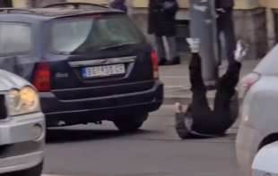 (VIDEO) Poznato stanje devojke povređene u Ruz<span style='color:red;'><b>velt</b></span>ovoj 
