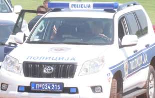 UŽAS NA KARABURMI Majka ostavila decu (1) i (4) na ulici, pa otišla u kladionicu?!