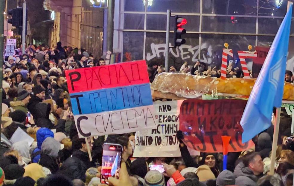 "Upalite bliceve da razbijemo medijski mrak": Na protestu ispred RTS-a veliki broj studenata i građana (FOTO,VIDEO)