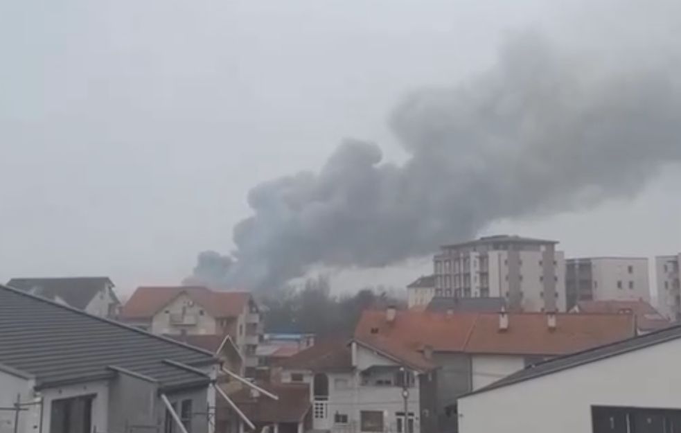 Eksplozija u Zemun Polju izazvala ogromnu buktinju: Snažan požar na Novosadskom putu, brojni vatrogasci na terenu