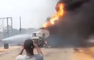 Najmanje 70 ljudi poginulo u eksploziji cisterne u Nigeriji, stradali siromašni koji su uzimali gorivo (VIDEO)