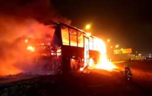 JEZIVE SCENE na auto putu, <span style='color:red;'><b>zapalio</b></span> se autobus kod isključenja za Staru Pazovu (VIDEO)