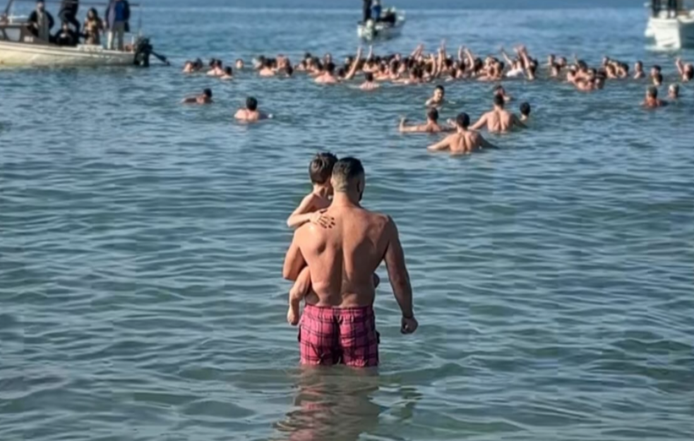 Bivši učesnik rijalitija Vladimir Tomović na plivanje za časni krst  poveo bratanca (FOTO)