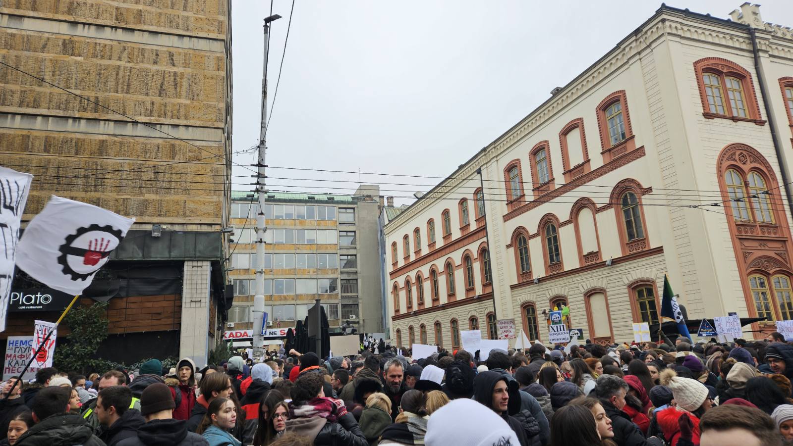 "Zajedno branimo prosvetu": Na protestu na Platou veliki broj prosvetara i studenata (FOTO)