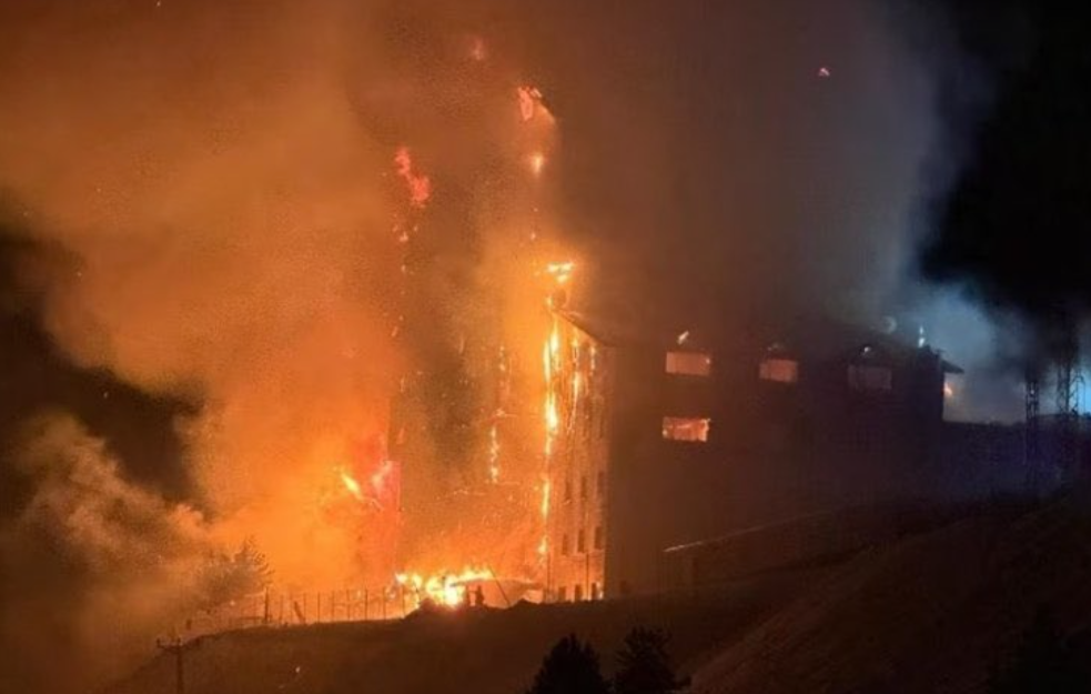 Prvi snimci iz ski centra gde je izbio požar: Gosti iskakali kroz prozore, gašenje požara se nastavlja