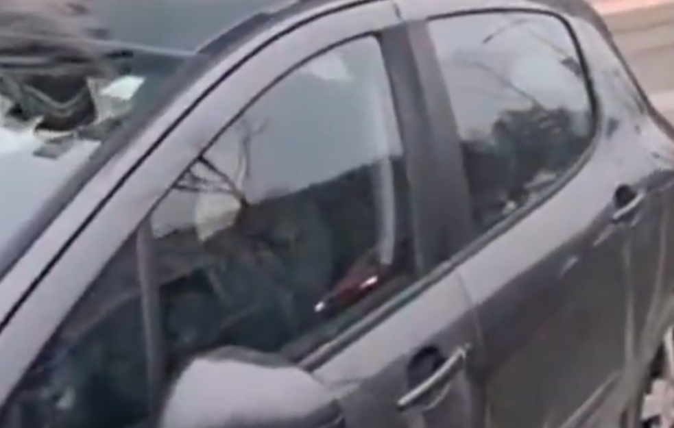 Incident u Novom Sadu: Muškarac se zaleteo na građane u blokadi (VIDEO)