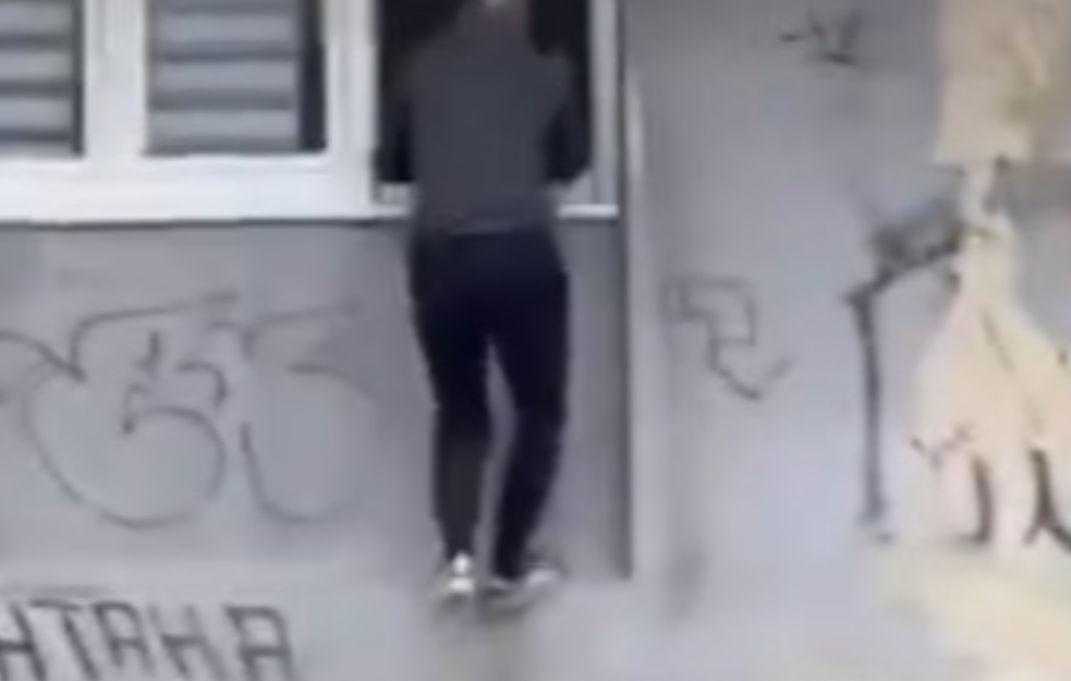 Iskočio kroz prozor pa napao decu: Uhapšen nasilnik koji je pretio nožem učenicima Grafičko-medijske škole (VIDEO)