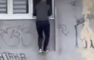 Iskočio kroz prozor pa napao decu: Uhapšen <span style='color:red;'><b>nasilnik</b></span> koji je pretio nožem učenicima Grafičko-medijske škole (VIDEO)