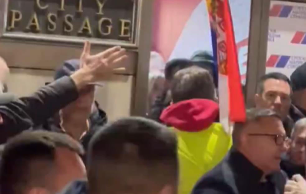 Demonstranti gađali prostorije SNS jajima
