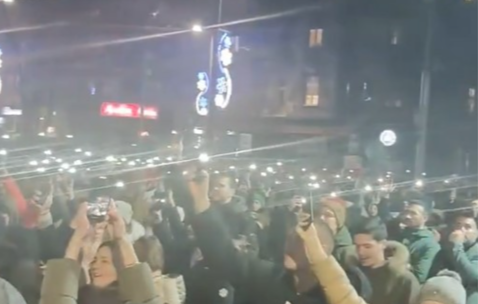 Završen skup studenata ispred RTS-a: Deo zaposlenih se pridružio protestu, zgrada bila puna policije (VIDEO)