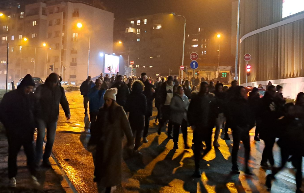 Roditelji nastavili šetnju, došli ispred RTS-a: „Stiglo vam je Žarkovo“