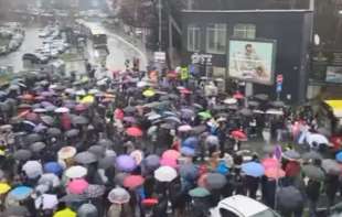 Na Mirejevu više stotina ljudi blokiralo raskrsnicu, među njima roditelji i nastavnici dve <span style='color:red;'><b>osnovne škole</b></span>!