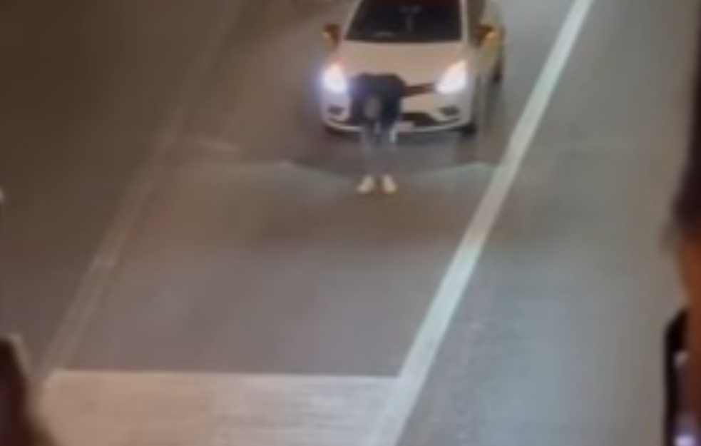 Trenutak za pamćenje: Čovek stao nasred auto-puta i poklonio se studentima na Autokomandi (VIDEO)