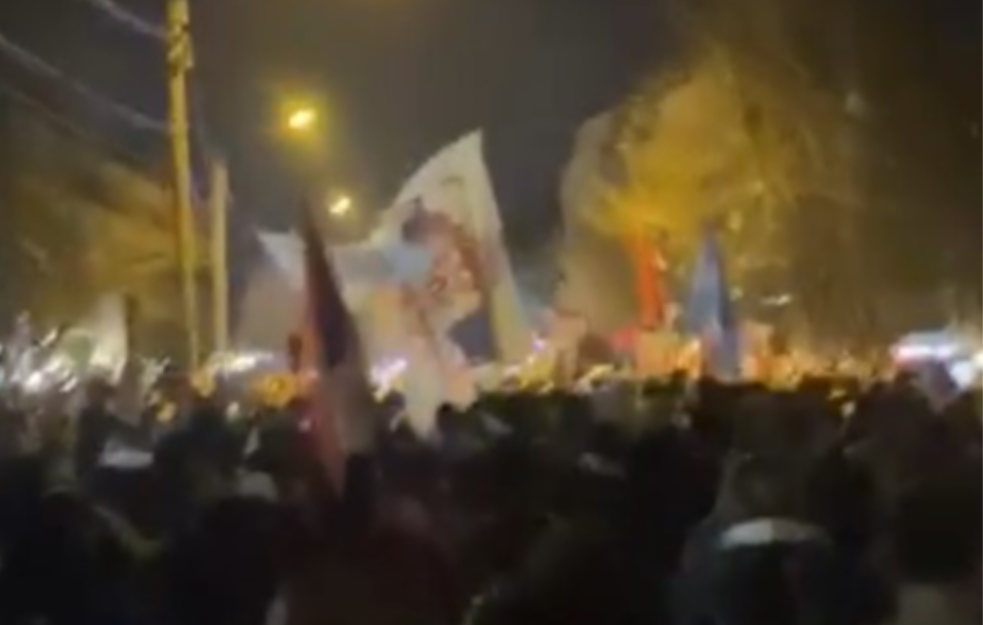 Studenti stigli do Petrovaradina: Dočekalo ih na stotine građana i puni stolovi hrane (VIDEO)