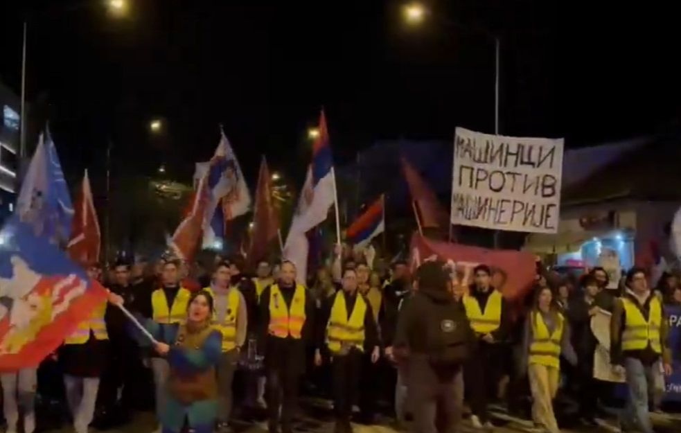 Studenti stigli u Novi Sad pevajući himnu 