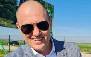 Skandalozni snimak bivšeg hrvatskog ministra: Go do pojasa s <span style='color:red;'><b>kalašnjikov</b></span>im