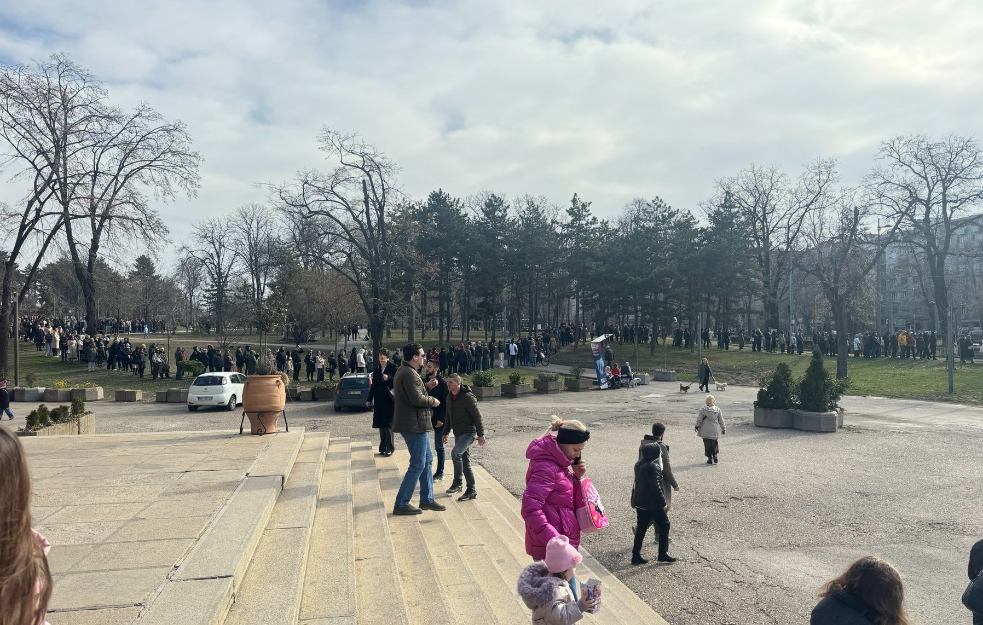 Veliki broj građana čeka da celiva ikonu Presvete Bogorodice: Još danas će se nalaziti u crkvi Svete Trojice u Beogradu