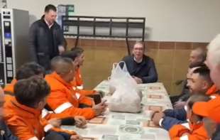 Vučić posetio radnike Gradske čistoće:  Pljeskavice za one koji svoj posao obavljaju u najtežim uslovima ( VIDEO)