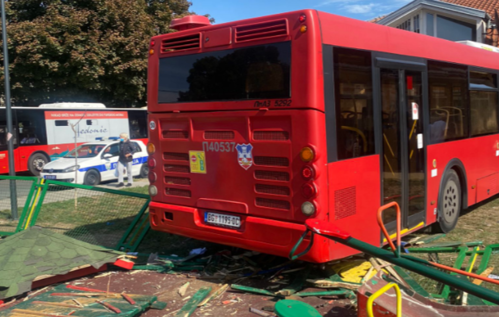 Na istom mestu u Zemunu pre 4 godine  AUTOBUS JE PROLETEO KROZ IGRALIŠTE i pokosio sve pred sobom (VIDEO)