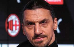 DVORAC SA TENISKIM TERENOM I BAZENOM! Za ovu vilu <span style='color:red;'><b>Zlatan Ibrahimović</b></span> keširao 1.500.000 $, sva je u zlatu, baškari se u njoj kao sultan (FOTO)