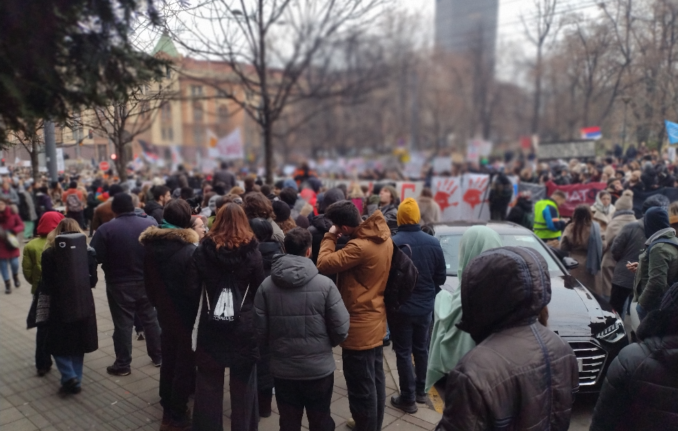 PROTESTUJU RADNICI GSP-a, STUDENTI, PENZIONERI, GRAĐANI: Najavljeno okupljanje ispred Ministarstva prosvete
